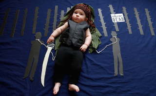 Illustration for article titled Super cute baby dressed up and posed as famous TV show characters